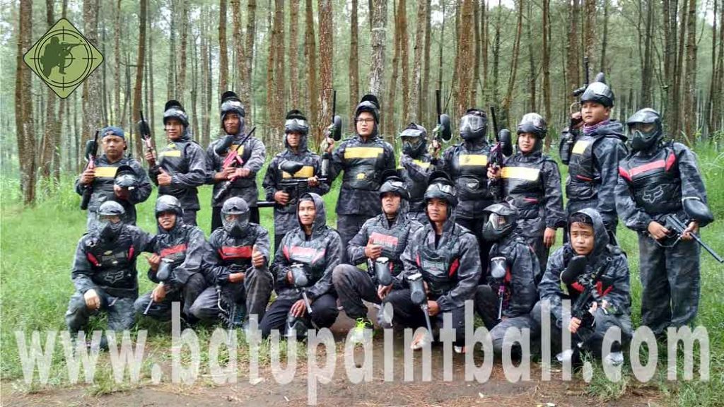 Foto Bareng Teman Paintball